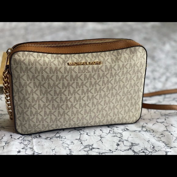 Ginny Medium Pebbled Leather Crossbody Bag - Picture 9 of 14